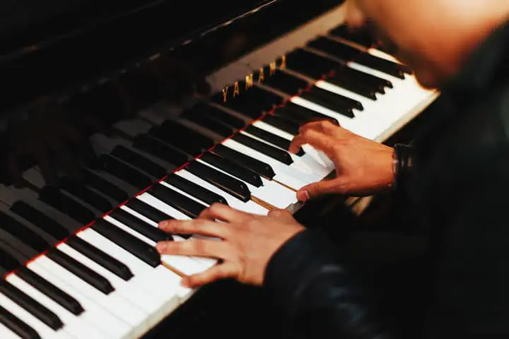 best keyboard piano under 200