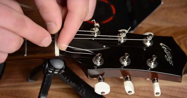 how to tie guitar strings