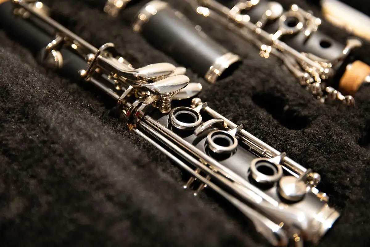 An image showcasing the note range of a clarinet, illustrating the various pitch levels as they ascend and descend.